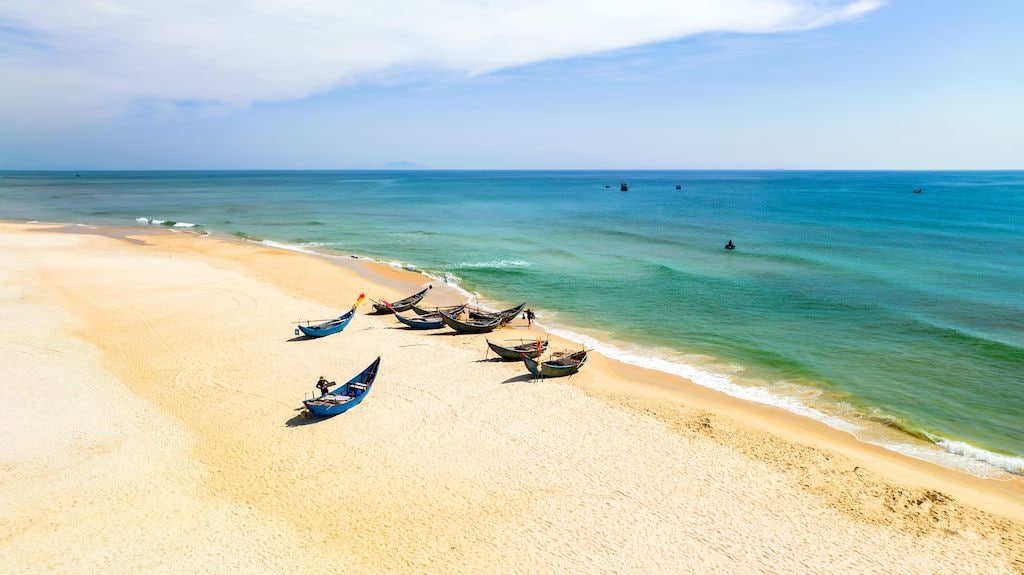 Bãi Tam Thanh gây ấn tượng với vẻ dịu êm và không khí trong lành